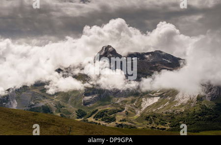 Vista dal Col d'Aubisque verso Pic de la Latte de Bazen nei Pirenei francesi Foto Stock