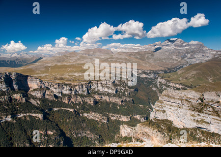 Vista del canonico de Anisclo in Ordesa Valley National Park nei Pirenei spagnoli Foto Stock