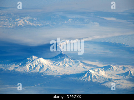 Eruzione pennacchio provenienti dal vulcano Kliuchevskoi, (Klyuchevskaya) sulla penisola di Kamchatka. La Russia Foto Stock