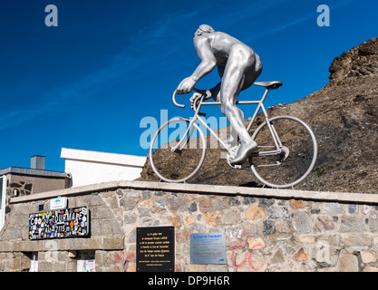 Monumento del Geant du Tourmalet in cima al Col du Tourmalet nei Pirenei francesi Foto Stock