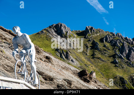 Monumento del Geant du Tourmalet in cima al Col du Tourmalet nei Pirenei francesi Foto Stock