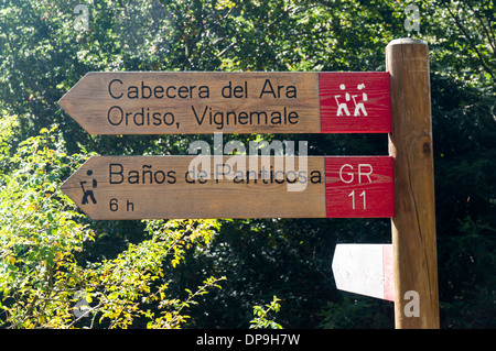 Seguire le indicazioni per escursionisti lungo il GR11 nei Pirenei spagnoli, vicino a Puente de Oncins nella Valle del Rio Ara Bujaruelo Foto Stock