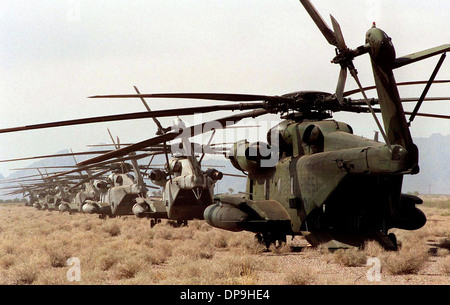 Stati Uniti Marine Corps CH-53 Sea Stallion elicotteri sono parcheggiati in una linea in corrispondenza della zona di atterraggio Foto Stock