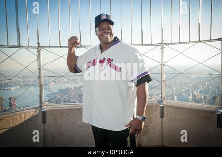 Manhattan, New York, Stati Uniti d'America. Il 9 gennaio, 2014. 2014 Baseball Hall of Fame Electee FRANK THOMAS visite ed escursioni l'Empire State Building il 86º piano Osservatorio, Giovedì, 9 gennaio 2014. Credito: Bryan Smith/ZUMAPRESS.com/Alamy Live News Foto Stock