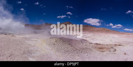 Sol de Mañana geyser situato nella parte sud-ovest della Bolivia emettono vapore da grandi fori nel terreno che contiene fango bollente. Foto Stock