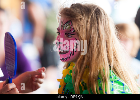 I bambini di ottenere le loro facce dipinte come parte delle attività in occasione dell'annuale clam chowder cook-off in Newport RI Foto Stock