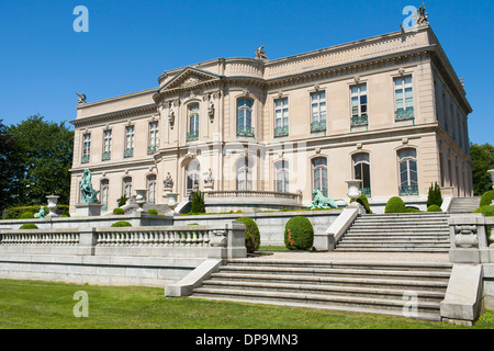 Le fasi nella parte posteriore degli Olmi un ostentato Newport mansion o cottage costruito durante l'età dorata di Newport RI Foto Stock