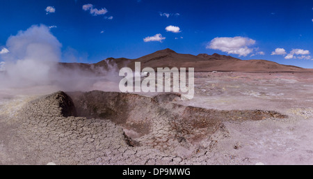 Sol de Mañana geyser situato nella parte sud-ovest della Bolivia emettono vapore da grandi fori nel terreno che contiene fango bollente. Foto Stock