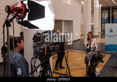 Tel Aviv, Israele. Decimo gen, 2014. Un giornalista dà una relazione a Chaim Sheba Medical Center di Tel Hashomer, dove Ariel Sharon è ricoverato in ospedale, vicino a Tel Aviv, Israele, a gennaio 10, 2014. La condizione di ex Primo Ministro israeliano Ariel Sharon, che è stata in coma per otto anni ed è criticamente malato ultimamente, è ulteriormente peggiorata, l'ospedale portavoce ha confermato a Xinhua giovedì. Credito: Li Rui/Xinhua/Alamy Live News Foto Stock