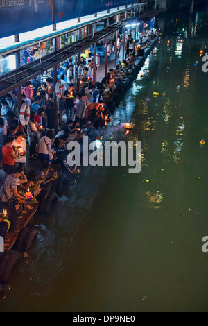 Thais si riuniscono per rilasciare le offerte di flottante durante Loy Kratong festival a Bangkok, in Thailandia Foto Stock