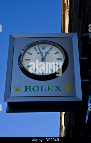 Un orologio Rolex shop segno indicante che il tempo è 12.57pm pomeriggio a Dundee, Regno Unito Foto Stock