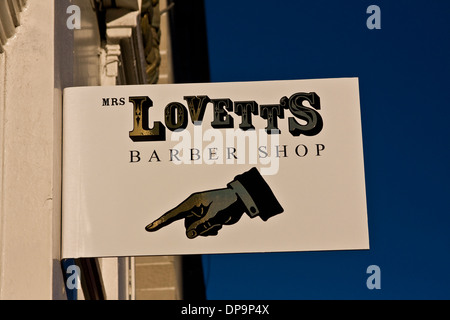 Carattere da Sweeney Todd,Mrs Lovett Il Barbiere è un vecchio stile scuola shop situato a N12 Exchange Street a Dundee, Regno Unito Foto Stock