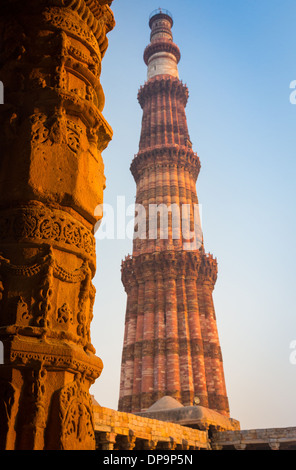 Qutub Minar (la Qutub Tower‎), noto anche come Qutb Minar e Qutab Minar, è il più alto minar (73 metri) in India Foto Stock