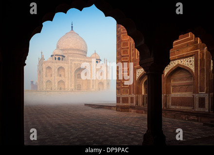 Il Taj Mahal è un marmo bianco mausoleo situato in Agra, Uttar Pradesh, India Foto Stock