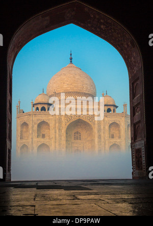 Il Taj Mahal è un marmo bianco mausoleo situato in Agra, Uttar Pradesh, India Foto Stock