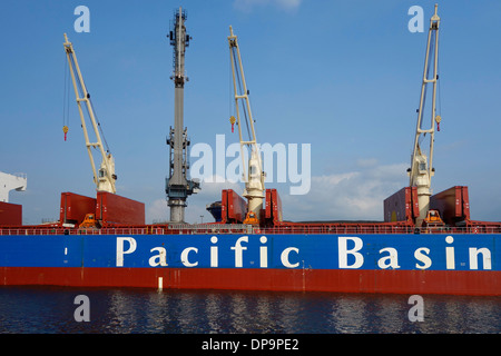 Bacino del Pacifico portarinfuse ancorata in mare-investire / Ghent Coal Terminal / GCT presso il porto di Gand, Fiandre Orientali, Belgio Foto Stock
