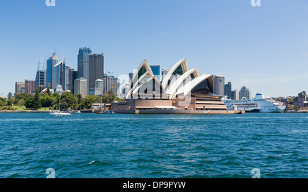 Sydney Opera House con la nave da crociera P&o Pacific Pearl Cruise attraccata nel porto, Australia Foto Stock