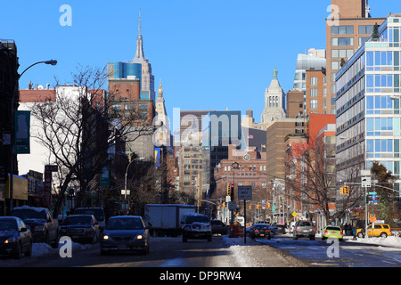 Una vista su Bowery verso lo skyline di Midtown Manhattan Foto Stock