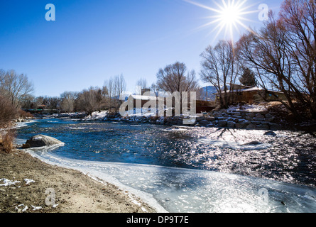 Neve e ghiaccio soffocato Arkansas River, che corre attraverso il quartiere del centro storico del piccolo paese di montagna di salida, CO Foto Stock