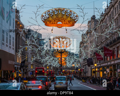 Un taxi per il noleggio nel centro di Londra Foto Stock