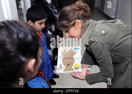 Damasco, Siria. Il 9 gennaio, 2014. Questo handout foto rilasciata dal funzionario Syrian Arab News Agency (sana) il 9 gennaio, 2014 mostra Assam al-Assad, moglie del Presidente siriano Bashar al-Assad, visitando il martire Scuola Figlie in Damasco Capitale della Siria, Gen 9, 2013. Credito: SANA/Xinhua/Alamy Live News Foto Stock