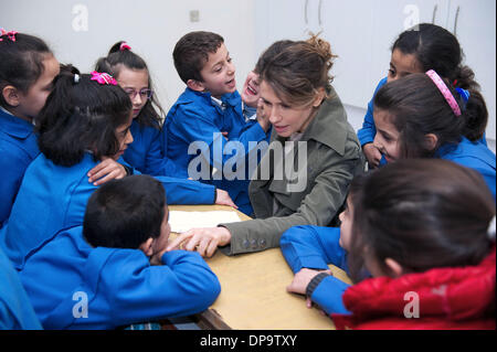 Damasco, Siria. Il 9 gennaio, 2014. Questo handout foto rilasciata dal funzionario Syrian Arab News Agency (sana) il 9 gennaio, 2014 mostra Assam al-Assad, moglie del Presidente siriano Bashar al-Assad, visitando il martire Scuola Figlie in Damasco Capitale della Siria, Gen 9, 2013. Credito: SANA/Xinhua/Alamy Live News Foto Stock