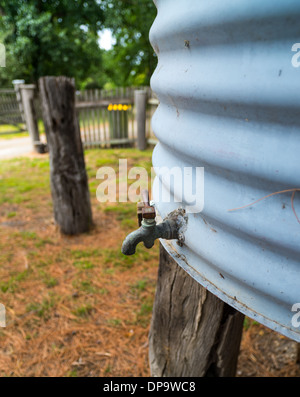 Toccare su un vecchio serbatoio di acqua. Foto Stock