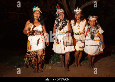 Il vecchio donna tribù Ticuna, Puerto Nariño, fiume Amazzoni, Colombia, America Foto Stock