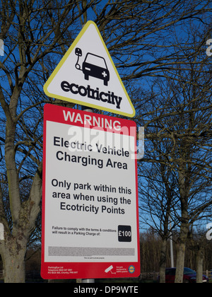 Il veicolo elettrico punto di caricamento M1 Motorway Services, London Gateway Foto Stock