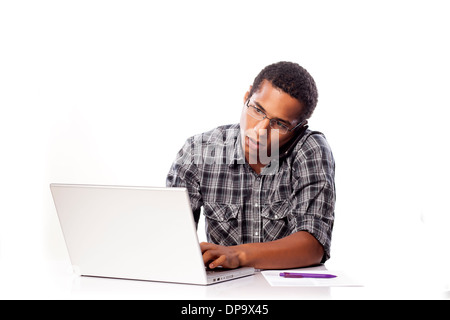 Grave giovane uomo nero scrive i dati dal suo computer portatile Foto Stock