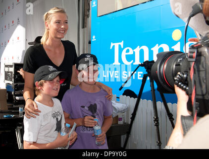 Melbourne, Australia. Decimo gen, 2014. Maria Sharapova (L) della Russia comporta per fotografie durante un incontro e saluto evento nella parte anteriore del Crown hotel davanti a 2014 Australian Open a Melbourne, Australia, 10 gennaio, 2014. Credito: Bai Xue/Xinhua/Alamy Live News Foto Stock