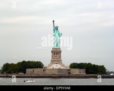 New York, Stati Uniti d'America. Il 22 agosto, 2013. Vista della Statua della Libertà su Liberty Island al Porto di New York, Stati Uniti d'America, 22 agosto 2013. Foto: Alexandra Schuler NESSUN SERVIZIO DI FILO/dpa/Alamy Live News Foto Stock