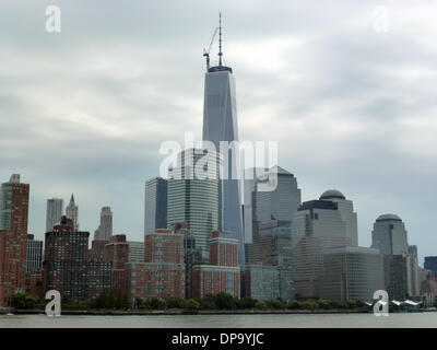 New York, Stati Uniti d'America. Il 22 agosto, 2013. Vista la One World Trade Center di New York, Stati Uniti d'America, 22 agosto 2013. La costruzione è parte di uno sforzo per informarla e ricostruire dopo la distruzione dell'originale World Trade Center Complex durante gli attacchi dell'11 settembre 2001. Foto: Alexandra Schuler NESSUN SERVIZIO DI FILO/dpa/Alamy Live News Foto Stock