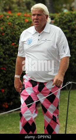 Honolulu, HI, STATI UNITI D'AMERICA. 8 Gen, 2014. 8 gennaio 2014 - John Daly durante la Pro-Am prima per il Sony Open al Waialae Country Club di Honolulu, HI. Credito: csm/Alamy Live News Foto Stock