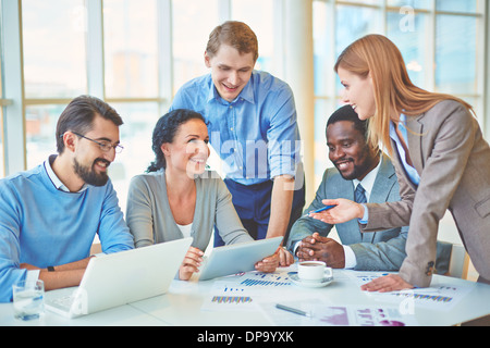 Gruppo di business partner per discutere strategie a riunione in ufficio Foto Stock