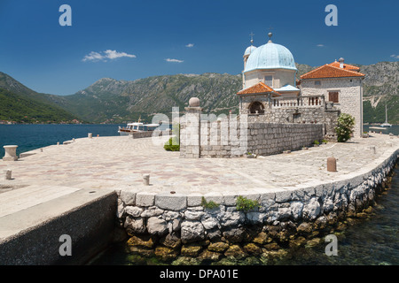 Vecchia chiesa sulla piccola isola nella Baia di Kotor, Montenegro Foto Stock