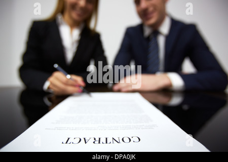 Immagine di mani umane durante la firma contratto Foto Stock