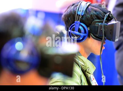 Las Vegas, Stati Uniti d'America. 9 Gen, 2014. La gente prova 3D bicchieri allo stand di Intel durante il Consumer Electronics Show (CES) di Las Vegas, Stati Uniti d'America, 09 gennaio 2014. La mostra va dal 07 fino al 10 gennaio 2014. Foto: BRITTA PEDERSEN/dpa/Alamy Live News Foto Stock