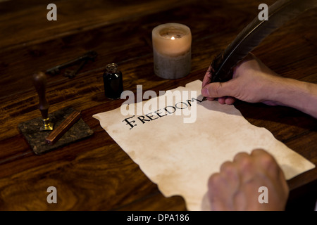 Uomo scrive su pergamena la libertà di parola Foto Stock