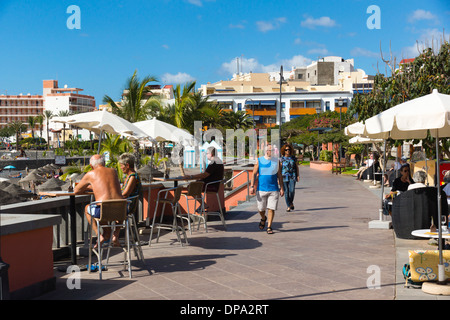 Tenerife, Isole Canarie - Playa San Juan. La promenade. Foto Stock