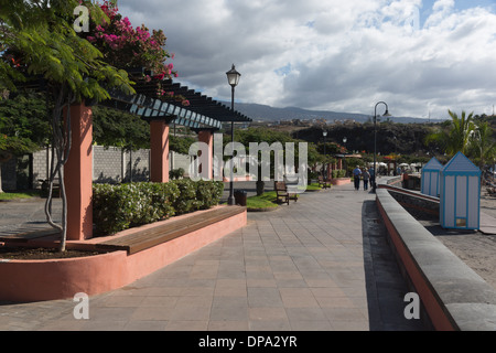 Tenerife, Isole Canarie - Playa San Juan. La promenade. Foto Stock