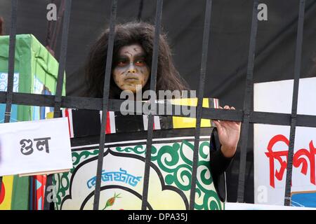 Dacca in Bangladesh. Decimo gen, 2014. Giovani del Bangladesh, vestito di tabacco e di sigarette di scatole, partecipare a una campagna contro gli usi di tabacco a Dhaka, nel Bangladesh, 10 gennaio 2014. Secondo l Organizzazione Mondiale della Sanità (OMS) 57.000 morti e 3, 82.000 persone diventano disabilitato a causa del tabacco malattie correlate ogni anno in Bangladesh. Foto Stock