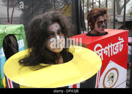 Dacca in Bangladesh. Decimo gen, 2014. Giovani del Bangladesh, vestito di tabacco e di sigarette di scatole, partecipare a una campagna contro gli usi di tabacco a Dhaka, nel Bangladesh, 10 gennaio 2014. Secondo l Organizzazione Mondiale della Sanità (OMS) 57.000 morti e 3, 82.000 persone diventano disabilitato a causa del tabacco malattie correlate ogni anno in Bangladesh. Foto Stock