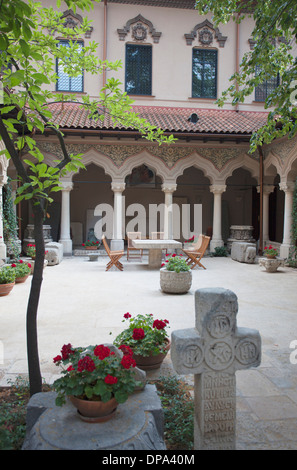 Cortile della Chiesa Stavropoleos, quartiere storico, Bucarest, Romania Foto Stock