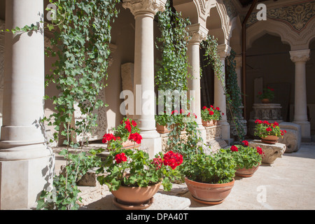 Cortile della Chiesa Stavropoleos, quartiere storico, Bucarest, Romania Foto Stock