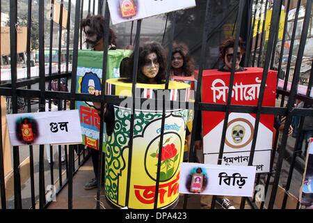 Dacca in Bangladesh. Decimo gen, 2014. Giovani del Bangladesh, vestito di tabacco e di sigarette di scatole, partecipare a una campagna contro gli usi di tabacco a Dhaka, nel Bangladesh, 10 gennaio 2014. Secondo l Organizzazione Mondiale della Sanità (OMS) 57.000 morti e 3, 82.000 persone diventano disabilitato a causa del tabacco malattie correlate ogni anno in Bangladesh. Foto Stock