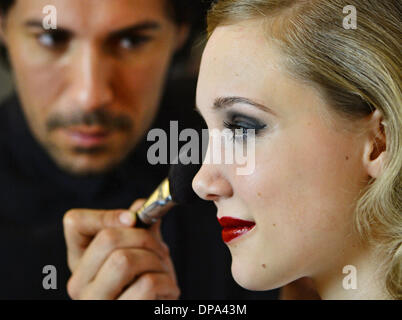 Berlino, Germania. Decimo gen, 2014. Make-up Artist Boris Entrup prepara il modello Gabriela per l'etichetta di Lena Hoschek nel Loreal Professionnel Accademia durante le prove per la Mercedes-Benz della settimana della moda a Berlino, Germania, 10 gennaio 2014. La Mercedes-Benz Fashion Week si svolgerà a Berlino dal 14 fino al 17 gennaio. Foto: Jens KALAENE/dpa/Alamy Live News Foto Stock