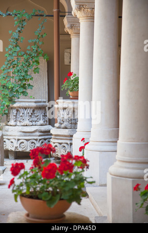 Cortile della Chiesa Stavropoleos, quartiere storico, Bucarest, Romania Foto Stock