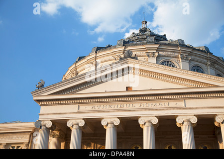 Il Romanian Athenaeum, Piata Revolutiei, Bucarest, Romania Foto Stock