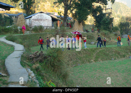 Indù tradizionali Gaddi Himachal Pradesh village corteo nuziale, Kereri, India settentrionale. Foto Stock